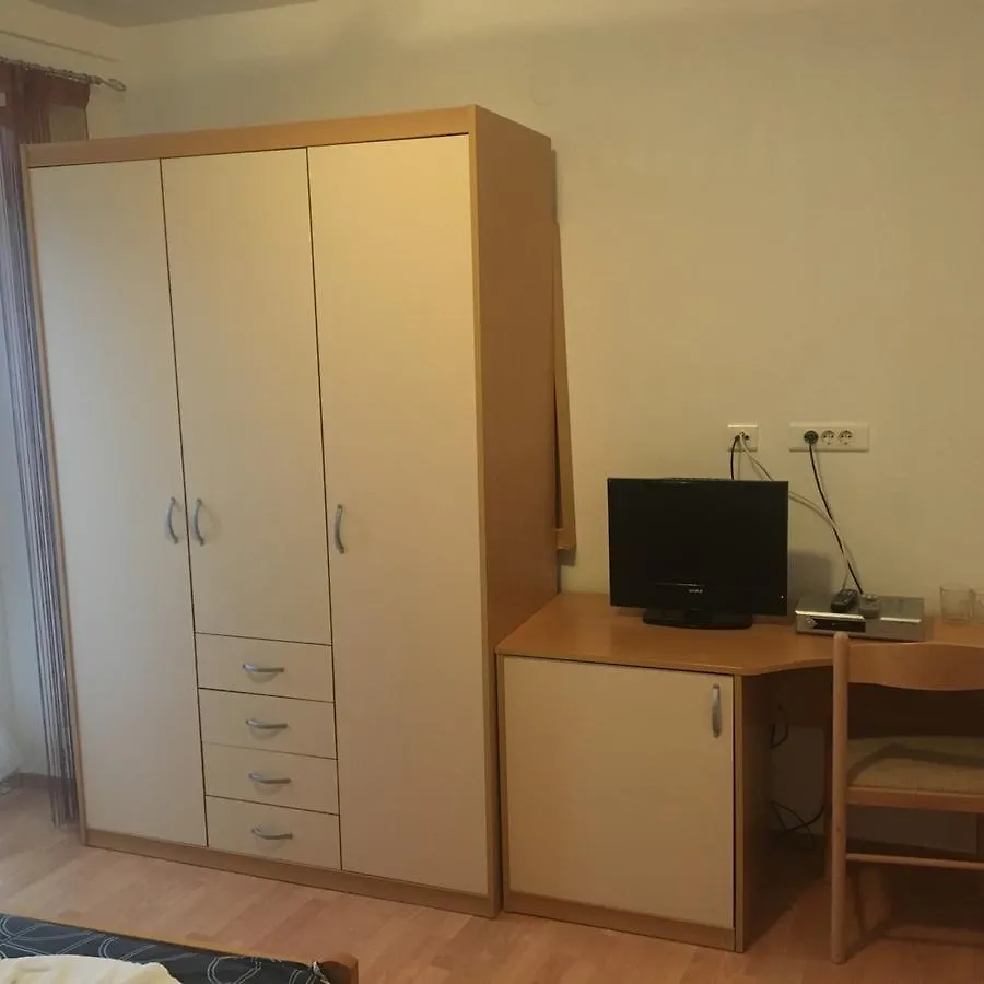 Guest House Amadeus Selce 3*,  Croatia